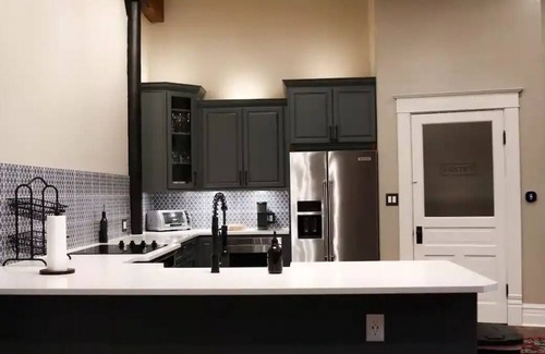 Palestine House | Traveler’s Oasis- Luxury Historic Loft w/Terrace