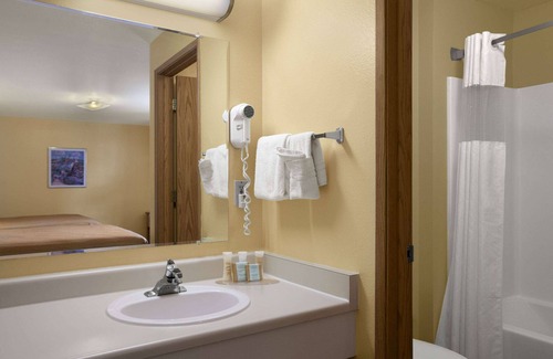 Wenatchee Hotel | Travelodge by Wyndham Wenatchee