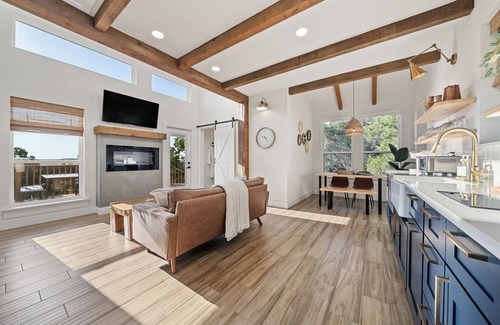 Lakeway House | Travis Treehouse, Private Couples Getaway