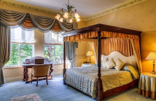 Capel Coch Hotel | Tre-Ysgawen Hall
