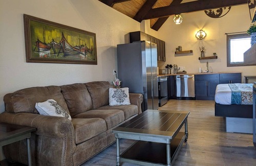 Ocean Shores Hotel | Treasure Chest - Deluxe King Suite with Fireplace, Pet Friendly