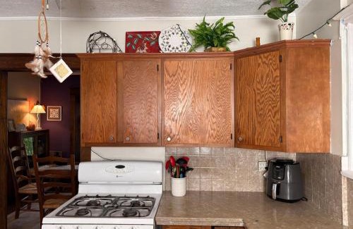 Cuyahoga Falls House | Tree House 6 bedrooms, 2 blocks from everything