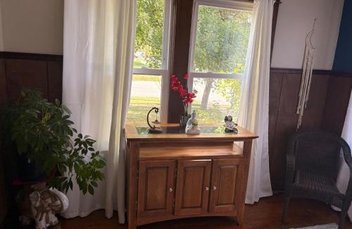 Cuyahoga Falls House | Tree House 6 bedrooms, 2 blocks from everything