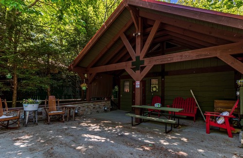 Lake Toxaway Cottage | Tree House in Westridge - RELAXING COTTAGE WITH SPLIT LIVING AREA
