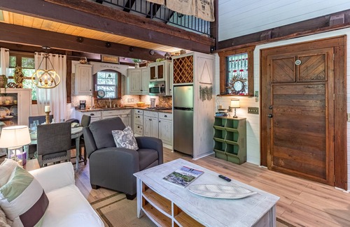Lake Toxaway Cottage | Tree House in Westridge - RELAXING COTTAGE WITH SPLIT LIVING AREA