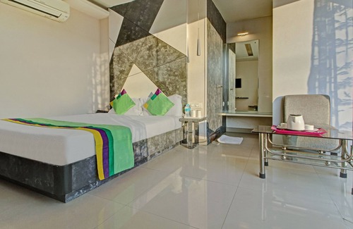 Kolkata Hotel | Treebo Glassotel Near Ruby Hospital