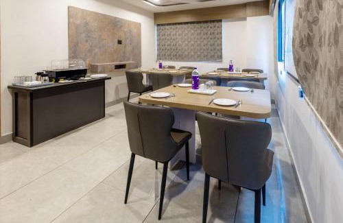 Ahmedabad Hotel | Treebo Grand Shivay