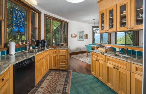 Apple Ridge House | Treehaven 2BR/2.5 BA Upscale Home near Blowing Rock