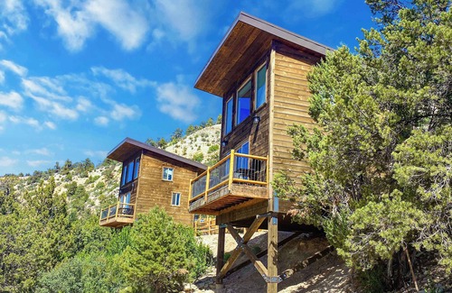 Orderville Cabin | Treehouse #6 w/Resort Pools, Hot Tubs & Pickleball