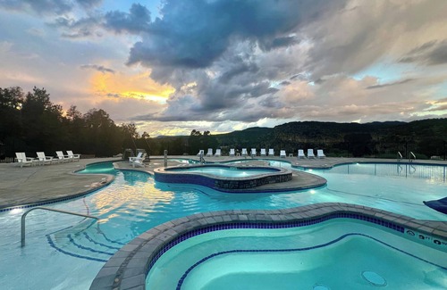 Orderville Cabin | Treehouse #6 w/Resort Pools, Hot Tubs & Pickleball