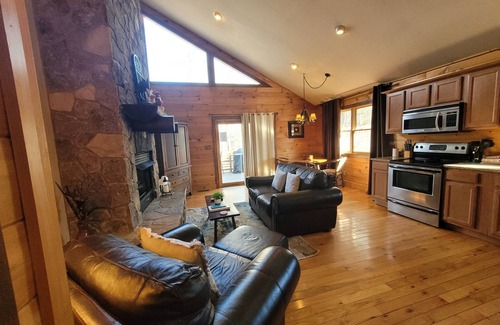 Bryson City Cabin | Treehouse C - A Suite Getaway for Two
