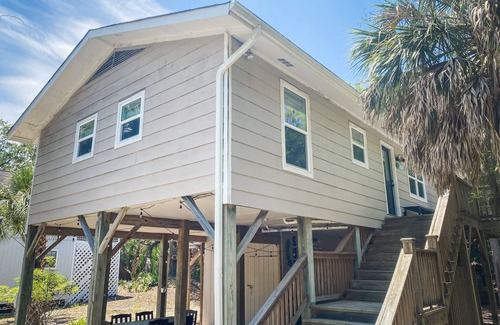 Edisto Island House | Treehouse Cottage - 3 Minute Beach Walk! ~ 3BR/2BA - Privacy Among Historic Oaks