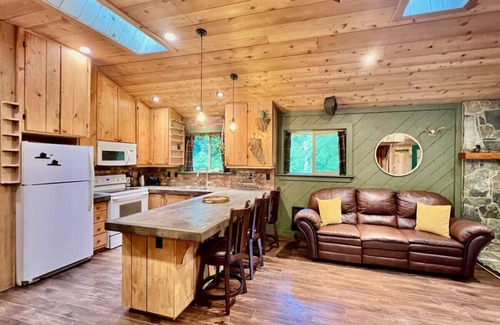 Regional District of Nanaimo Cabin | Treehouse for 10 with Expansive Outdoor Living Space