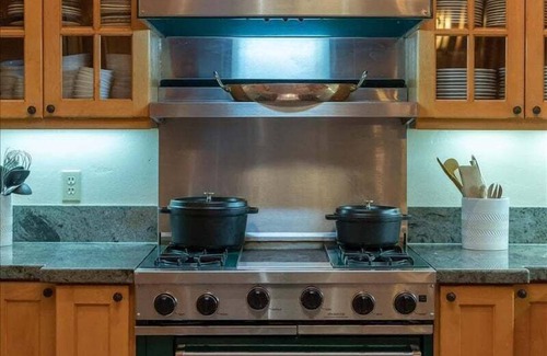 Sundance Cabin | Treehouse Lodge Style 4-Bed Retreat, Sauna, Gourmet Kitchen.