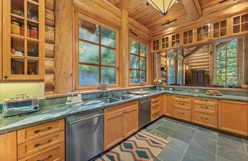 Sundance Cabin | Treehouse Lodge Style 4-Bed Retreat, Sauna, Gourmet Kitchen.