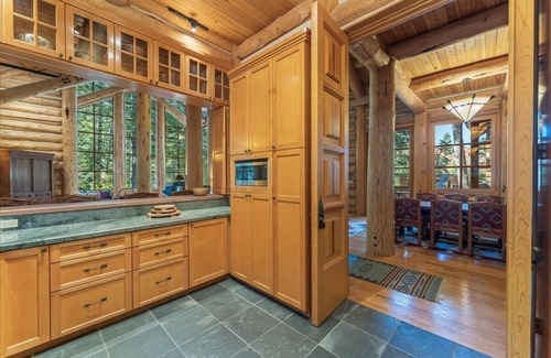 Sundance Cabin | Treehouse Lodge Style 4-Bed Retreat, Sauna, Gourmet Kitchen.