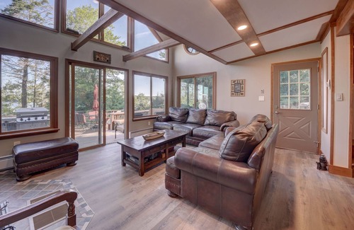 Tafton Cottage | Treehouse on Lake Wallenpaupack - Lakefront & Dock