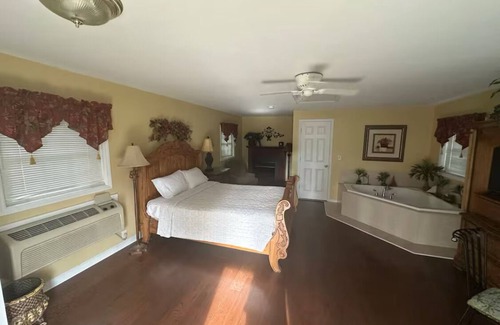 Greensboro Hotel | Treehouse on the Lake