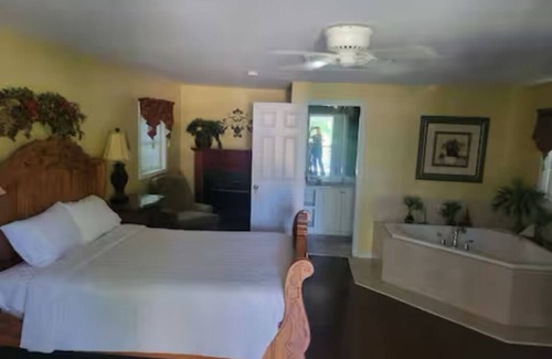 Greensboro Hotel | Treehouse on the Lake