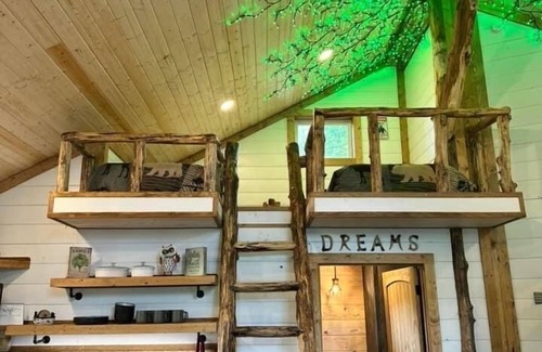 West Siloam Springs Apartment | Treehouse overlooking Oklahoma Scenic Waterway Flintcreek.