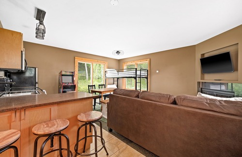 Lutsen House | Treehouse Retreat - Wood Burning Sauna - Scenic Views - Sleeps 12!