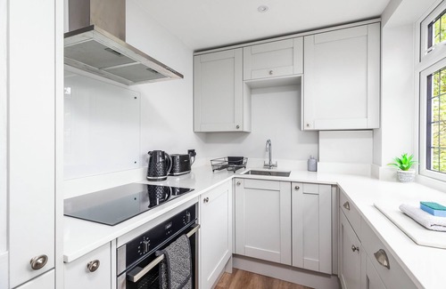 Poole Apartment | Treeside | Prime location | Pet friendly | Sleeps4 |