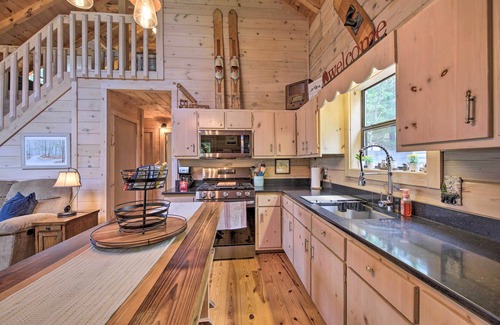 Hidden Lake Cabin | Treetop Hideout w/Long-Range Mountain Views!
