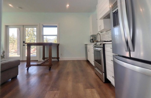 Blind Bay Apartment | TREETOP PARADISE SUITEnBreathtaking lake and mountain views 5 min from the beach