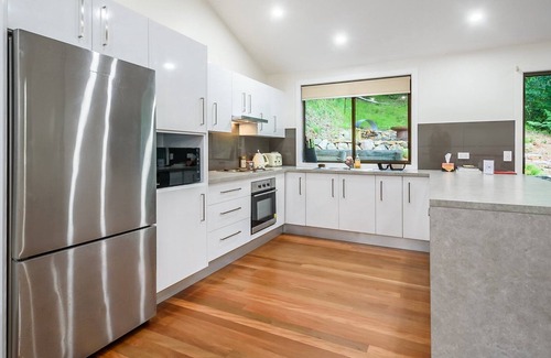 Hardys Bay House | 'Treetops on the Bay' by Accom Holidays