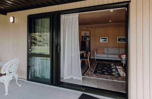 Rewa House | Tremorne Stay: Peaceful Couples Retreat