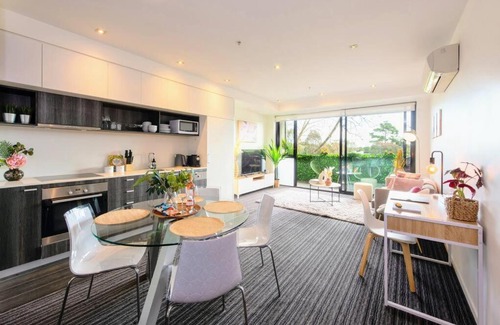 St Kilda Apartment | Trendy 2 bed 2 bath Apartment - Heart of St Kilda