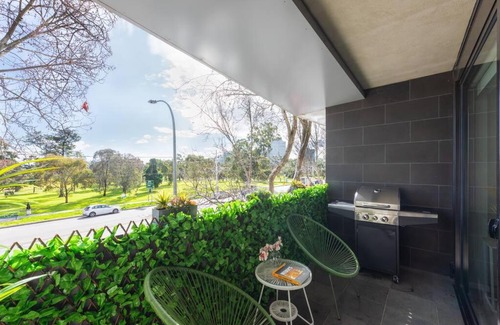 St Kilda Apartment | Trendy 2 bed 2 bath Apartment - Heart of St Kilda