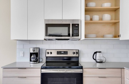 Southwest Berkeley Apartment | Trendy Berkeley 1BR w/Gym, W/D & Roof, near Highways, by Blueground