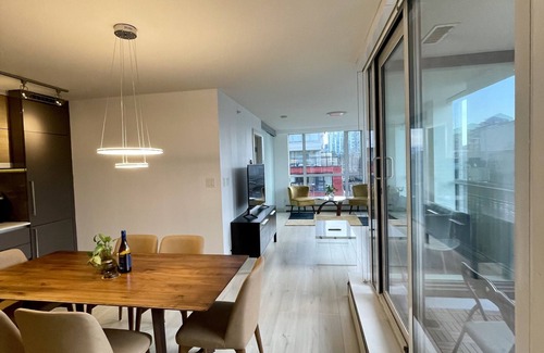 Chinatown Apartment | Trendy Chinatown apartment with parking