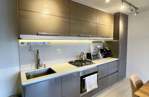 Chinatown Apartment | Trendy Chinatown apartment with parking