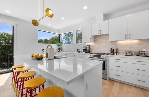 MLK House | Trendy East Austin Condo with Rooftop Deck + Downtown Views - Rayne