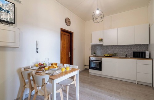 Uniao de Freguesias do Centro Apartment | Trendy Sunny Flat w/Balcony | Clérigos