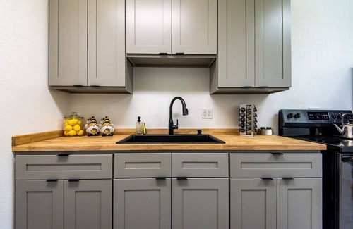 Fort Mohave House | Tri-State Executive 3-B Suite, free parking onsite