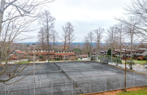 DuBois Condo | Trilevel 2 Bedroom Condo in Lakeside Resort Community (1 King & 2 Queen Beds)