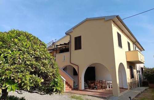 Cecina Apartment | trilocale in campagna con giardino "ROSSO"