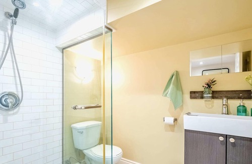 Beaconsfield Village Apartment | Trinity Bellwoods Apartment - Near the Park!