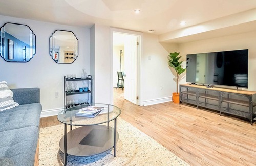 Beaconsfield Village Apartment | Trinity Bellwoods Apartment - Near the Park!