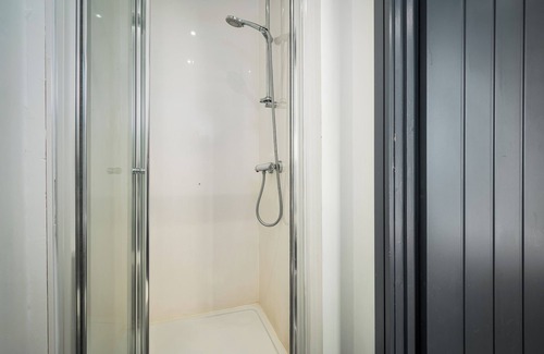 Wakefield House | Trinity Hideaway - Private En-suite Room Wakefield