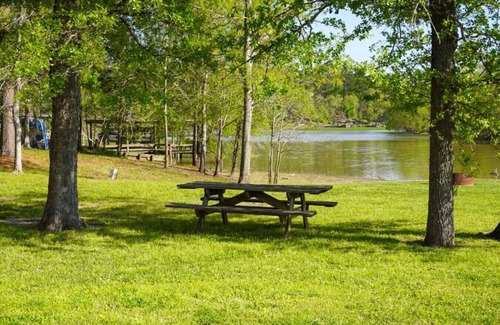 Oakhurst House | Trinity Riverside - Private Dock, Kayaks, & More!