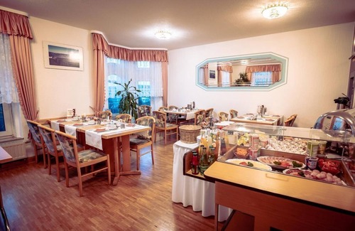 Plauen House | Triple room, shower/WC, single bed/double bunk bed - Hotel Heinz