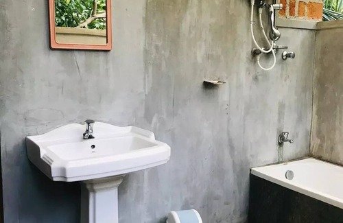 Mallawapitiya Villa | Triple room with balcony - The Hideaway Kurunegala Sri Lankan
