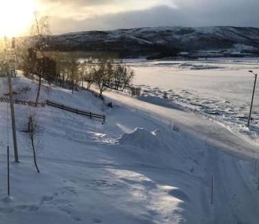 Lenvik House | Trivelig fritidshus på Årnes, Senja