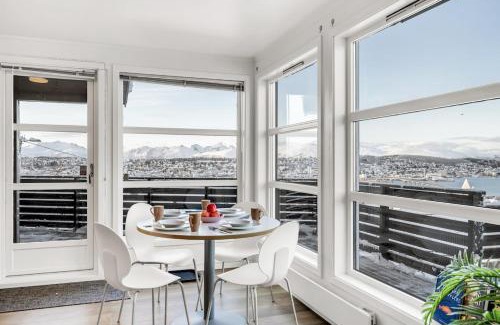 Tromsdalen Apartment | Tromsø Bridge & Cathedral View l By Fjellheisen