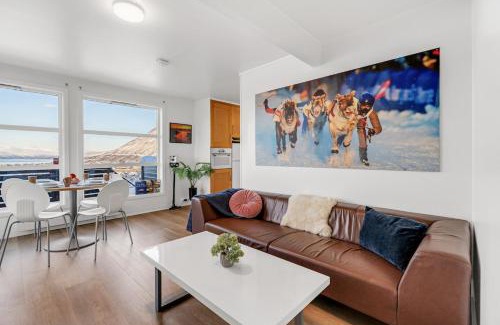 Tromsdalen Apartment | Tromsø Bridge & Cathedral View l By Fjellheisen