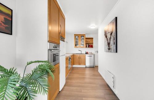 Tromsdalen Apartment | Tromsø Bridge & Cathedral View l By Fjellheisen